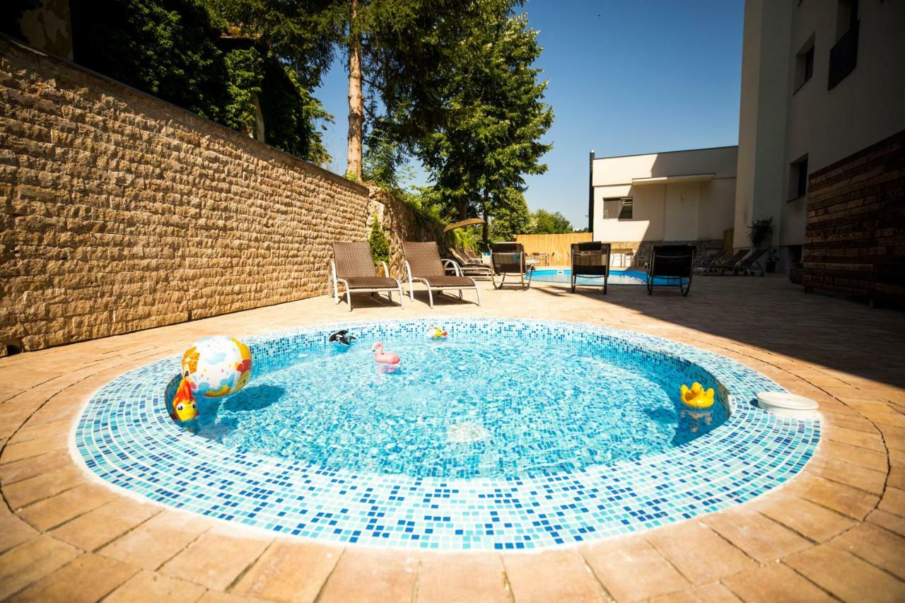 A Hoteli - Hotel Slatina Vrnjačka Banja エクステリア 写真
